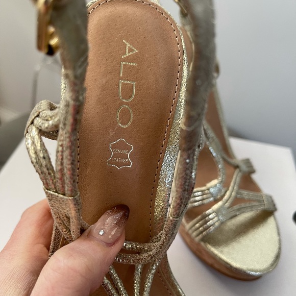 NWOT - gold platform sandals -Aldo size 10 - Picture 5 of 7